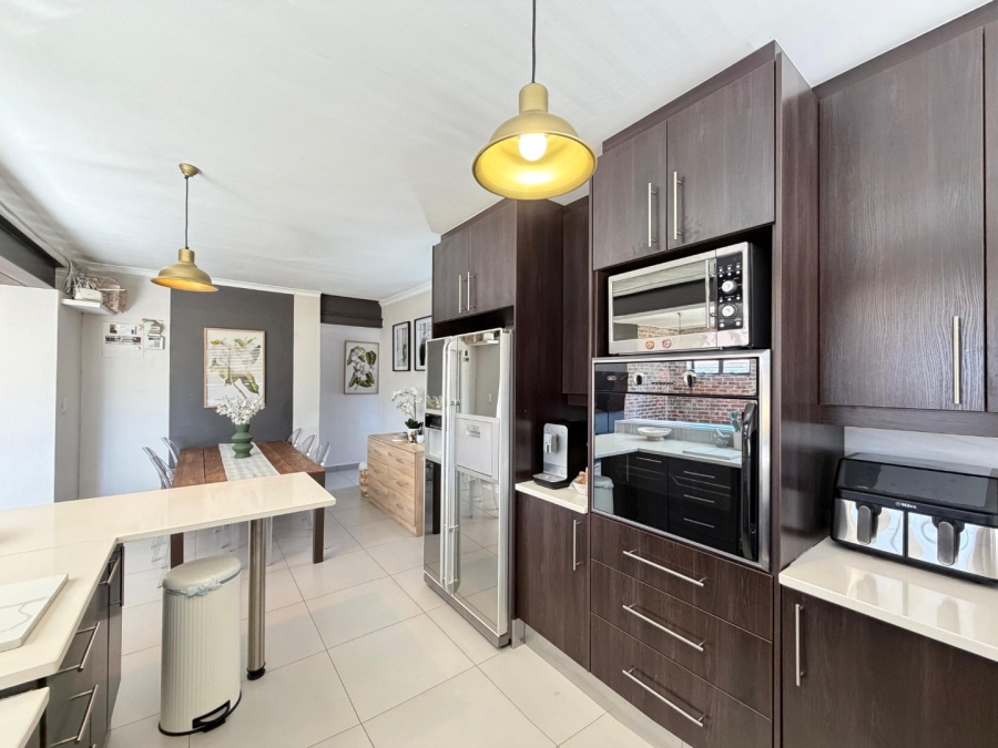 6 Bedroom Property for Sale in Vredehoek Western Cape